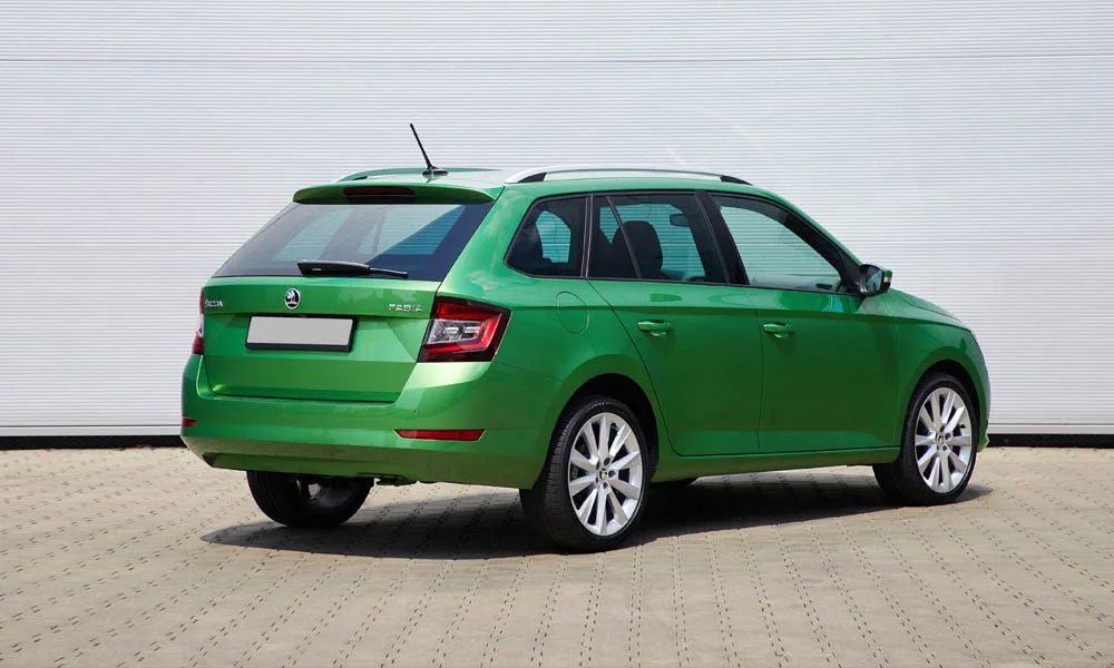 Фото Skoda Fabia — вид сзади, фото 14. Зелёный кузов сзади — фонари и бампер определяют ночной образ модели Skoda Fabia — вид сзади, фото 14