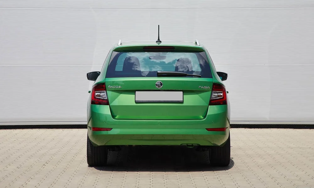 Фото Skoda Fabia — вид сзади, фото 15. Зелёный кузов сзади — фонари и бампер определяют ночной образ модели. Насадки выхлопа или их имитация внизу бампера различают версии Skoda Fabia — вид сзади, фото 15