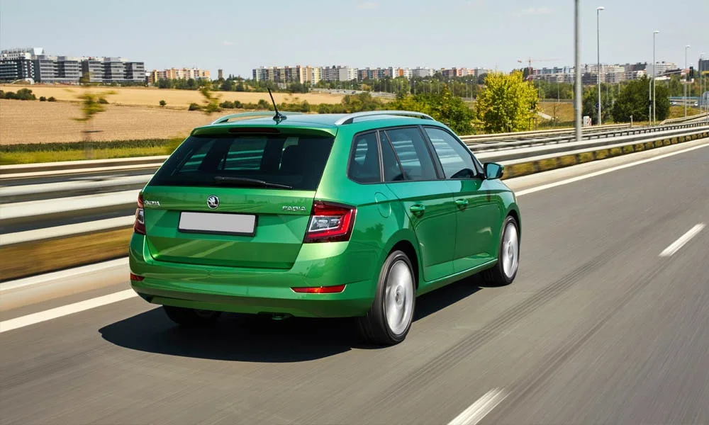 Фото Skoda Fabia — вид сзади, фото 16. Линия крыши, стойки и задняя дверь в зелёном исполнении. Насадки выхлопа или их имитация внизу бампера различают версии Skoda Fabia — вид сзади, фото 16