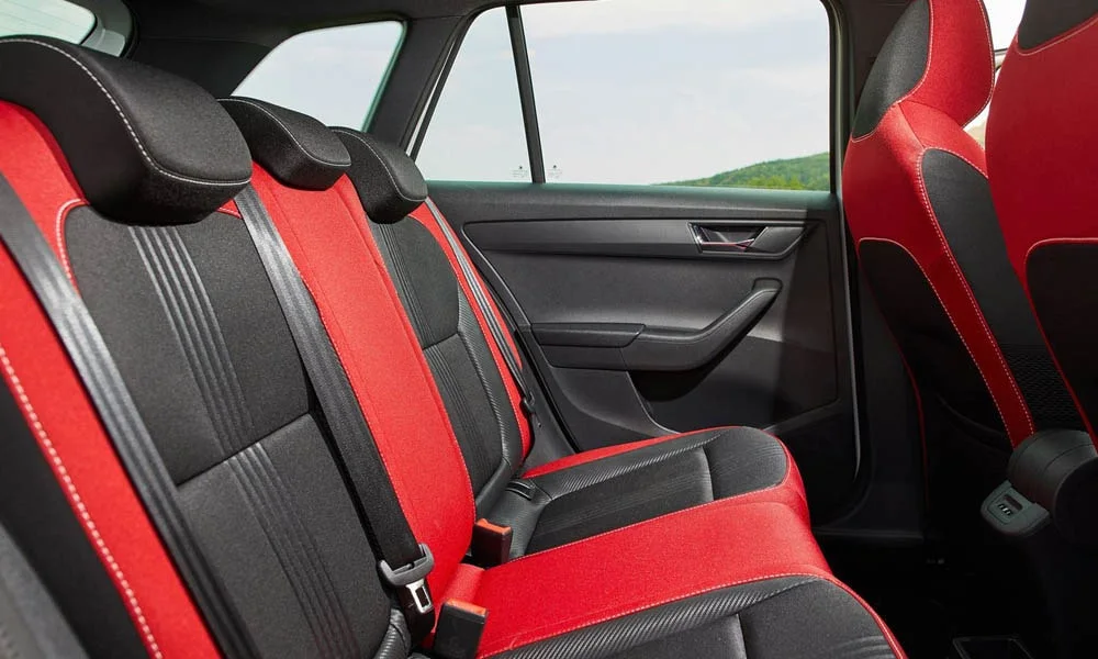 Фото Skoda Fabia — задние сиденья, фото 2. Посадка второго ряда: подголовники и подлокотник. Плоский пол упрощает посадку втроём Skoda Fabia — задние сиденья, фото 2