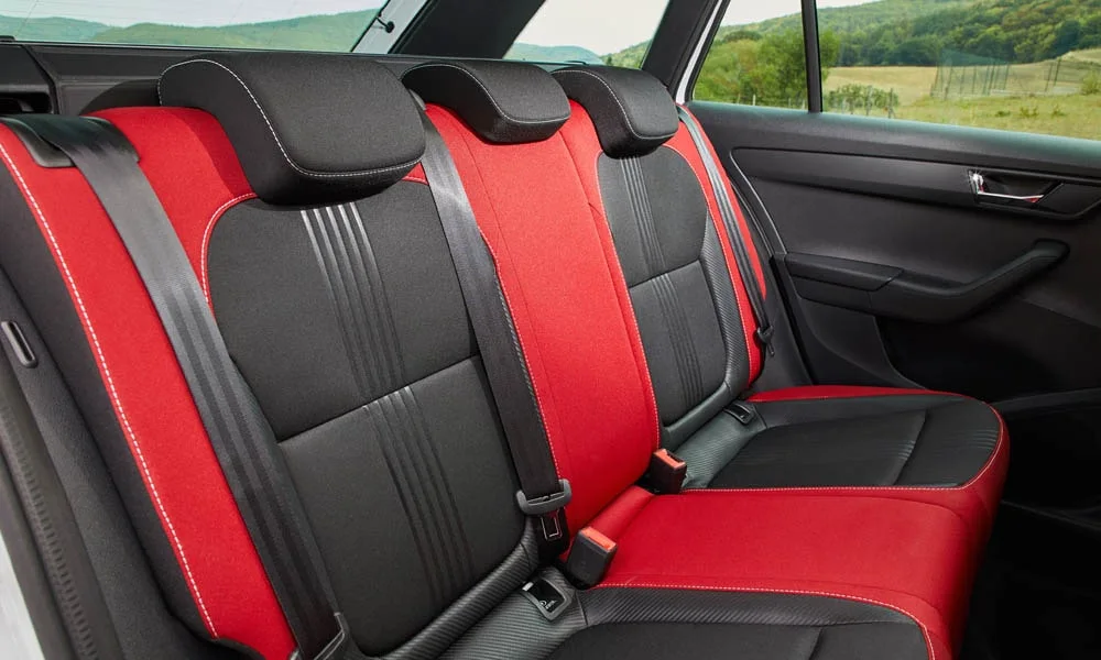 Фото Skoda Fabia — задние сиденья, фото 3. Посадка второго ряда: подголовники и подлокотник. Спинки складываются под длинные грузы у большинства версий Skoda Fabia — задние сиденья, фото 3