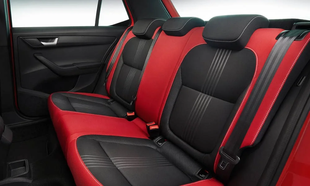 Фото Skoda Fabia — задние сиденья, фото 4. Посадка второго ряда: подголовники и подлокотник Skoda Fabia — задние сиденья, фото 4