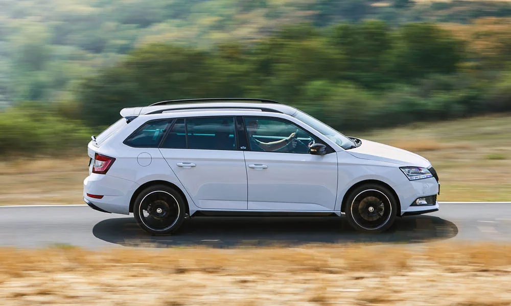 Фото Skoda Fabia — вид сбоку, фото 6. Профиль кузова: колёсная база, свесы и линия остекления. Длинная база — простор второго ряда; короткие свесы упрощают парковку Skoda Fabia — вид сбоку, фото 6