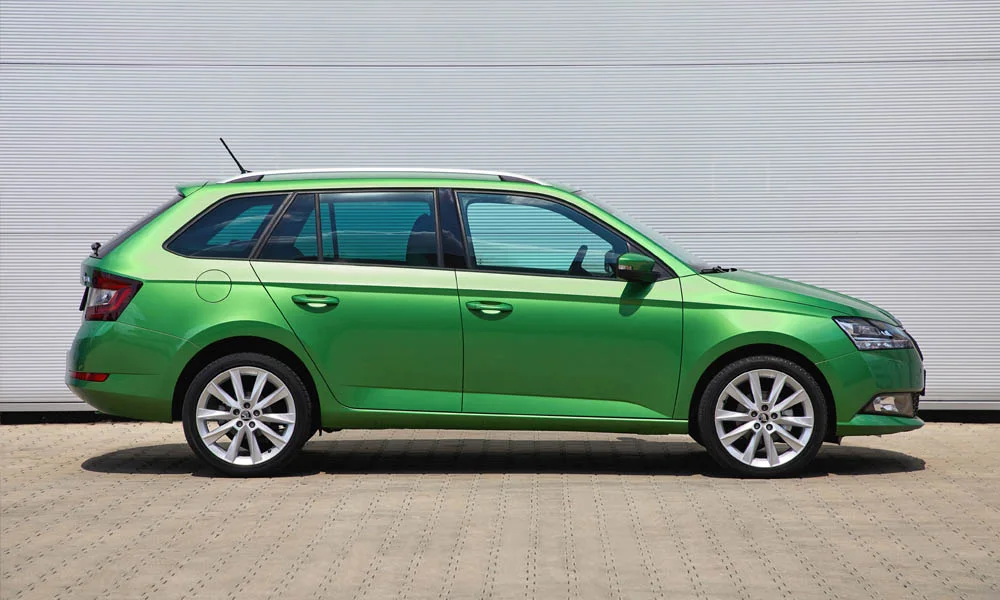 Фото Skoda Fabia — вид сбоку, фото 8. Профиль кузова: колёсная база, свесы и линия остекления Skoda Fabia — вид сбоку, фото 8