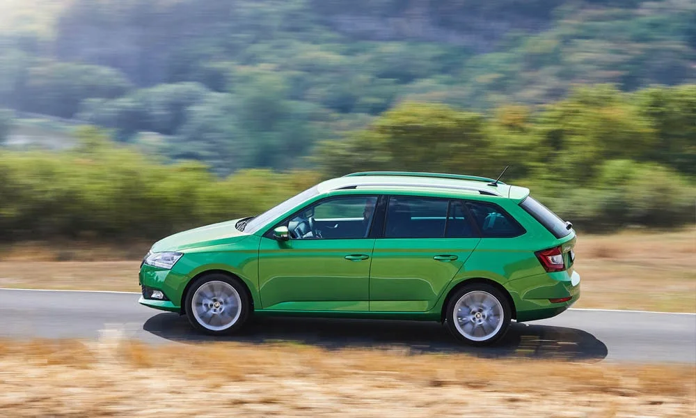 Фото Skoda Fabia — вид сбоку, фото 9. Зелёный кузов в профиль — пропорции, высота посадки и дизайн дисков. Длинная база — простор второго ряда; короткие свесы упрощают парковку Skoda Fabia — вид сбоку, фото 9
