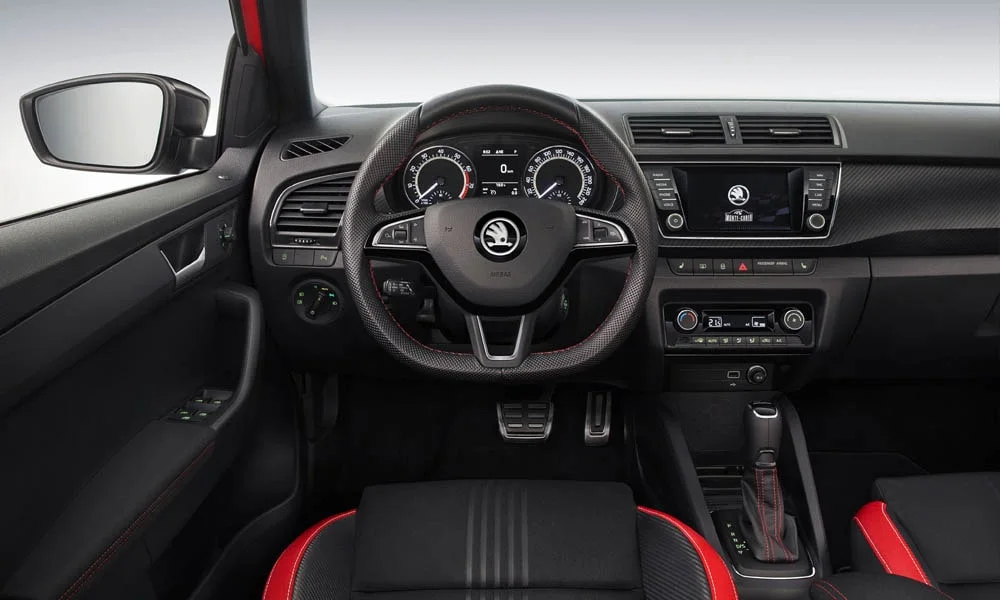 Фото Skoda Fabia — руль, фото 3. Обшивка обода и компоновка спиц крупным планом. Обогрев обода — опция, которую оценят зимой Skoda Fabia — руль, фото 3