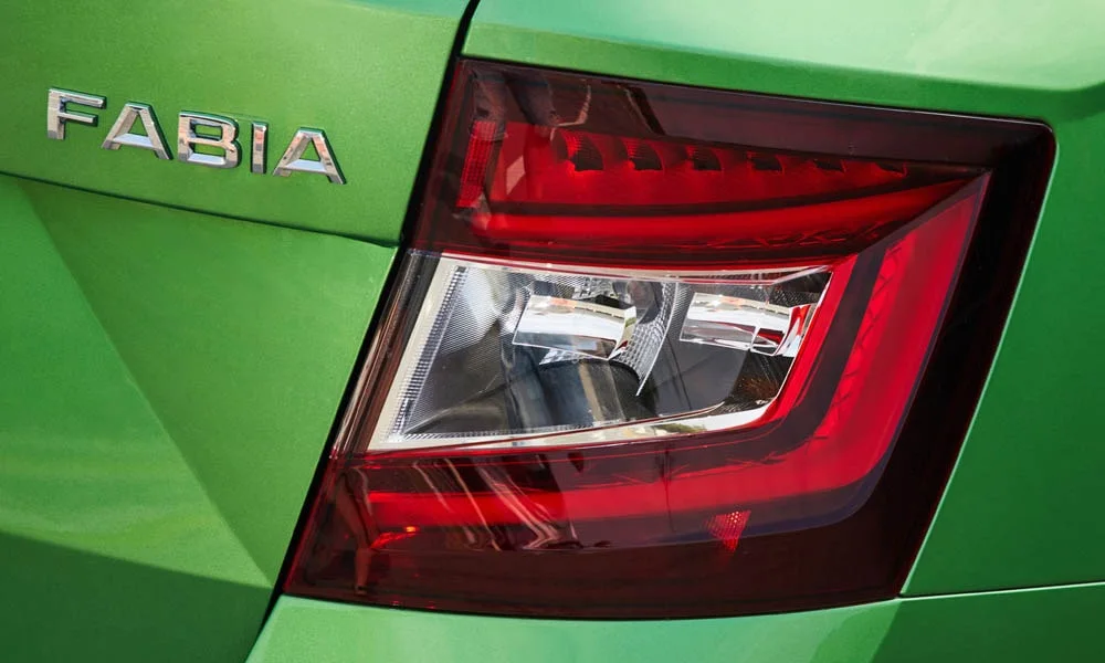 Фото Skoda Fabia — задние фонари, фото 2. Рассеиватель фонаря вблизи: компоновка секций габарита, стопа и поворотника. Динамические поворотники с бегущей индикацией встречаются в старших комплектациях Skoda Fabia — задние фонари, фото 2