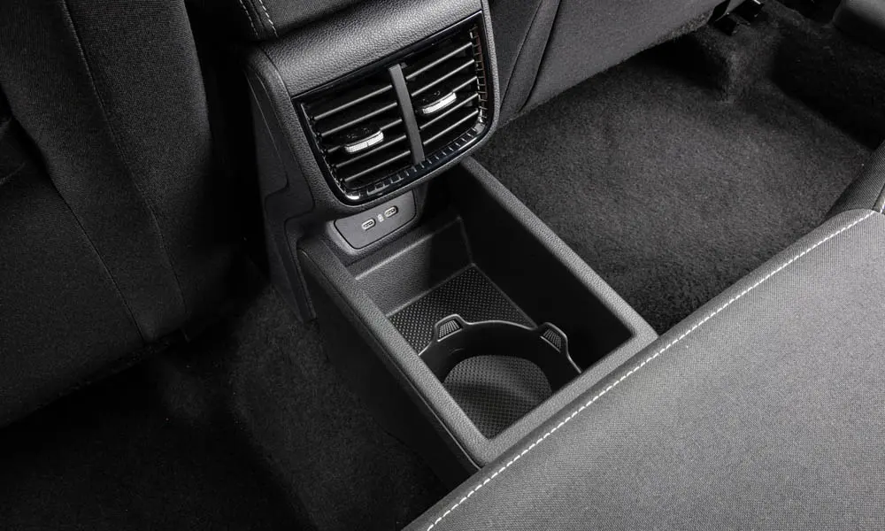 Фото Skoda Fabia — центральная консоль. Бокс консоли открыт: организация хранения между креслами Skoda Fabia — центральная консоль