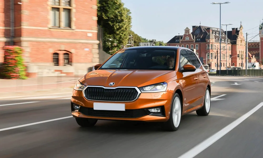 Фото Skoda Fabia — вид спереди, фото 4. Анфас: пропорции капота, посадка кузова и графика ходовых огней. Дневные ходовые огни включаются автоматически с запуском Skoda Fabia — вид спереди, фото 4