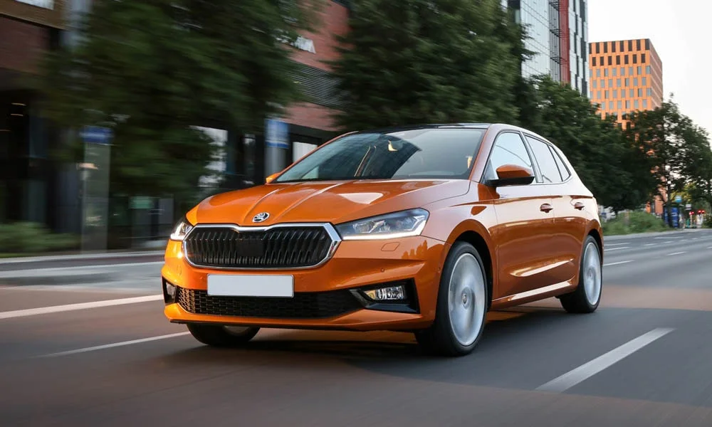 Фото Skoda Fabia — вид спереди, фото 5. Анфас: пропорции капота, посадка кузова и графика ходовых огней. Дневные ходовые огни включаются автоматически с запуском Skoda Fabia — вид спереди, фото 5