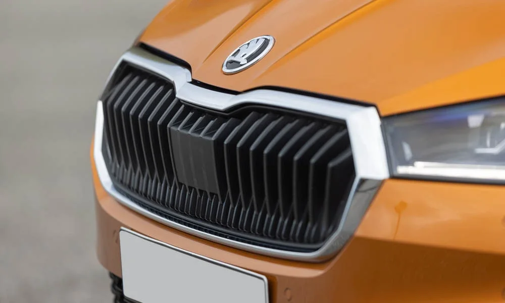 Фото Skoda Fabia — решётка радиатора. Фирменный рисунок облицовки — визитная карточка марки. За решёткой у многих комплектаций стоит радар адаптивного круиз-контроля Skoda Fabia — решётка радиатора