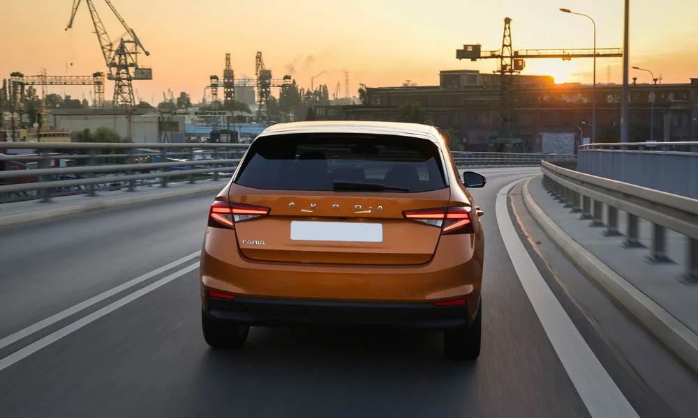 Фото Skoda Fabia — вид сзади, фото 7. Оранжевый кузов сзади — фонари и бампер определяют ночной образ модели Skoda Fabia — вид сзади, фото 7