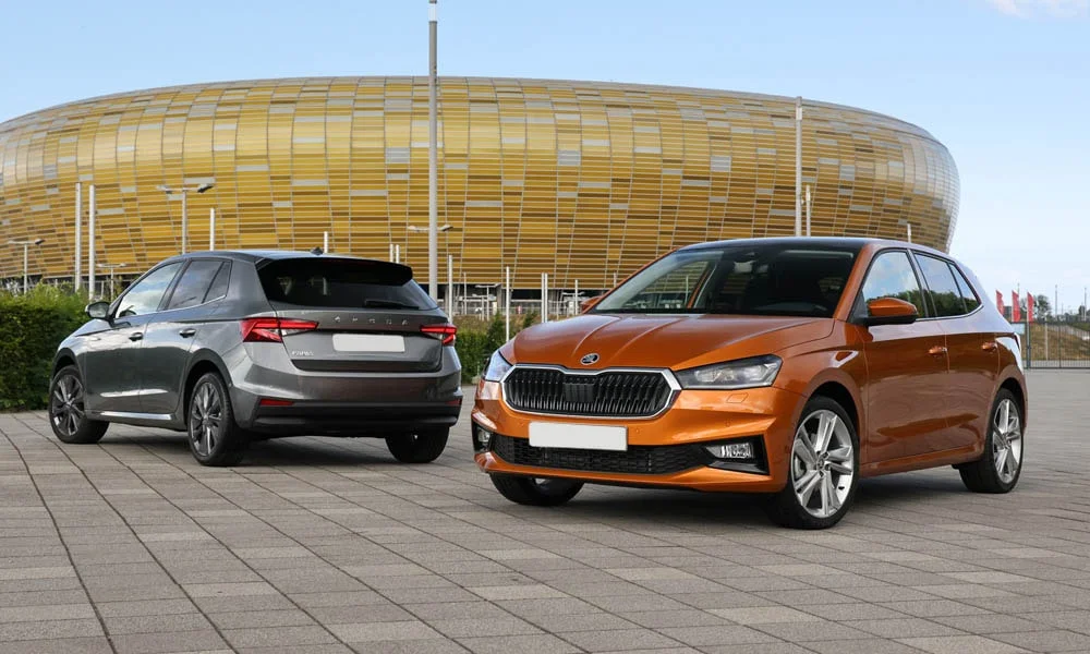 Фото Skoda Fabia — вид сзади, фото 8. Корма в оранжевом цвете: графика фонарей и пластика пятой двери. Насадки выхлопа или их имитация внизу бампера различают версии Skoda Fabia — вид сзади, фото 8