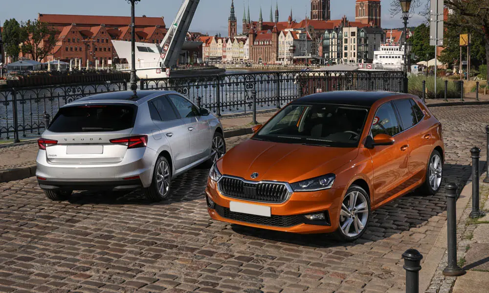 Фото Skoda Fabia — вид сзади, фото 9. Корма в оранжевом цвете: графика фонарей и пластика пятой двери. Насадки выхлопа или их имитация внизу бампера различают версии Skoda Fabia — вид сзади, фото 9
