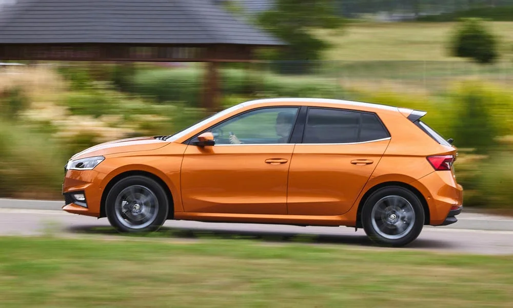 Фото Skoda Fabia — вид сбоку, фото 2. Профиль кузова: колёсная база, свесы и линия остекления. Длинная база — простор второго ряда; короткие свесы упрощают парковку Skoda Fabia — вид сбоку, фото 2