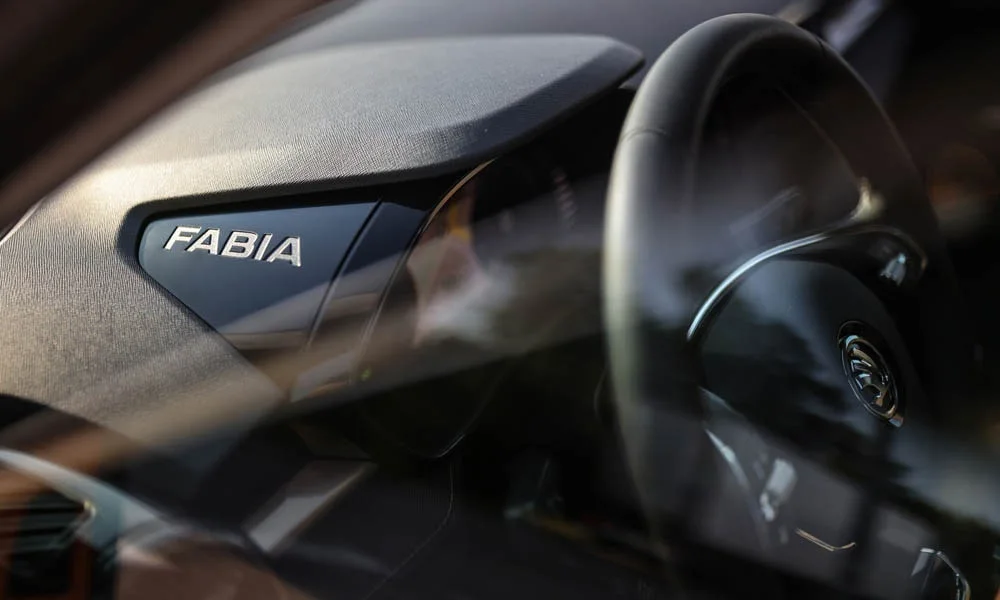 Фото Skoda Fabia — руль. Обшивка обода и компоновка спиц крупным планом Skoda Fabia — руль