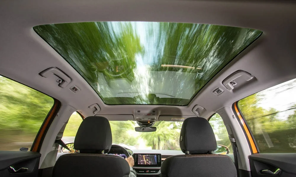 Фото Skoda Fabia — панорамная крыша, фото 2. Остекление крыши изнутри: света в салоне заметно больше. Люк с функцией проветривания приподнимается задней кромкой Skoda Fabia — панорамная крыша, фото 2
