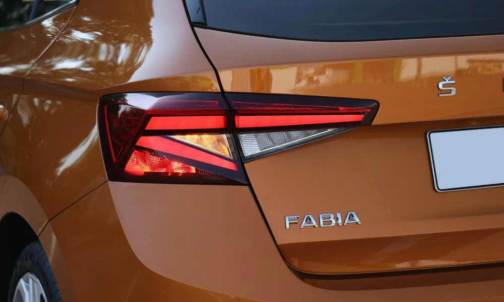 Фото Skoda Fabia — задние фонари. Графика секций крупным планом — ночная подпись модели. Динамические поворотники с бегущей индикацией встречаются в старших комплектациях Skoda Fabia — задние фонари