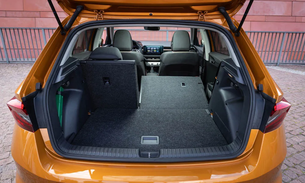 Фото Skoda Fabia — багажник, фото 2. Грузовой отсек с открытой дверью: погрузочная высота и ширина проёма. Спинки второго ряда складываются и расширяют отсек под длинные грузы Skoda Fabia — багажник, фото 2