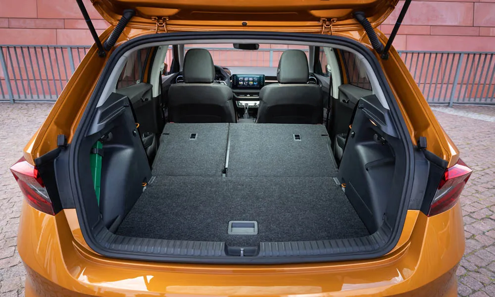 Фото Skoda Fabia — багажник, фото 3. Грузовой отсек с открытой дверью: погрузочная высота и ширина проёма Skoda Fabia — багажник, фото 3