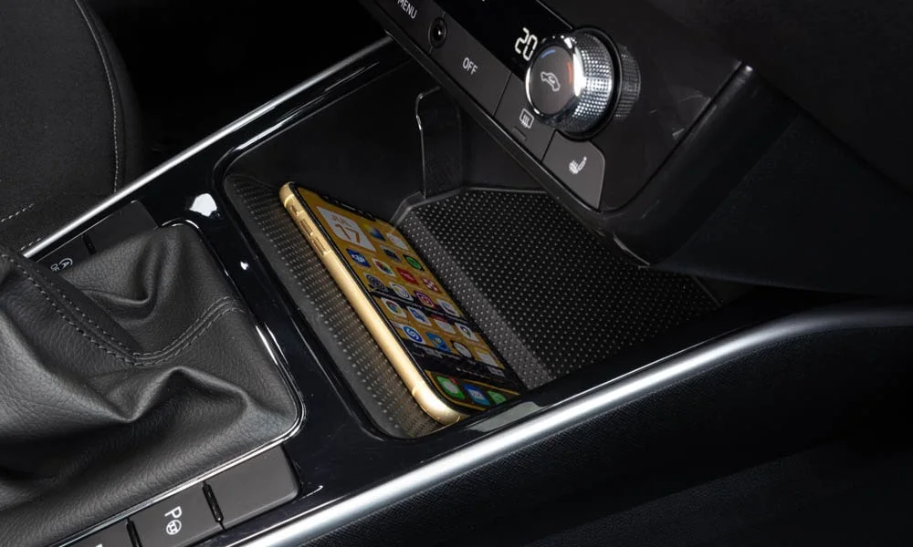 Фото Skoda Fabia — беспроводная зарядка, фото 2. Площадка для смартфона: зарядка без проводов Skoda Fabia — беспроводная зарядка, фото 2