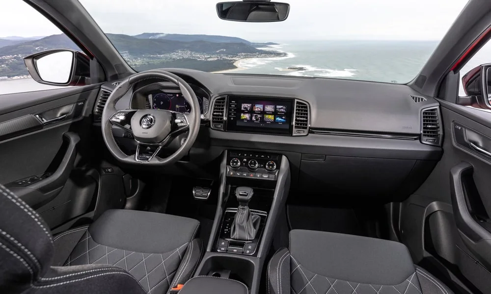 Фото Skoda Karoq (2024) — передняя панель. Компоновка экранов, дефлекторов и консоли. Минимум физических кнопок — ставка на экранное управление Skoda Karoq (2024) — передняя панель