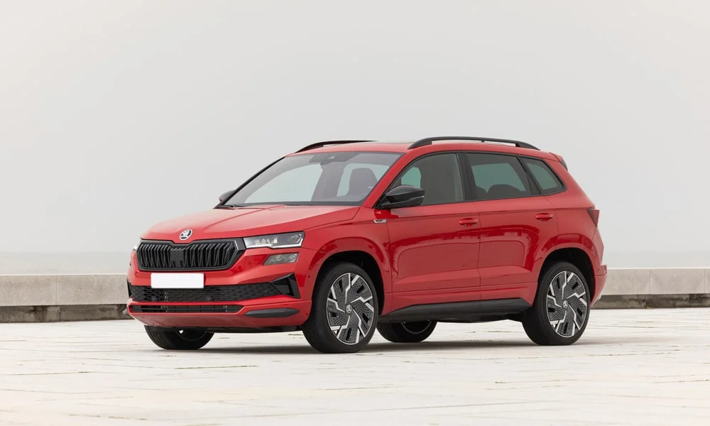 Фото Skoda Karoq (2024) — вид спереди, фото 6. Передок в красном исполнении — крупная светотехника и выразительный бампер. Дневные ходовые огни включаются автоматически с запуском Skoda Karoq (2024) — вид спереди, фото 6