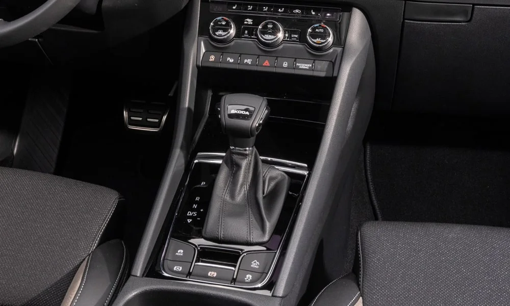 Фото Skoda Karoq (2024) — селектор коробки передач. Управление коробкой: компактный селектор освобождает место на тоннеле. Режимы движения и электронный ручник собраны рядом с селектором Skoda Karoq (2024) — селектор коробки передач
