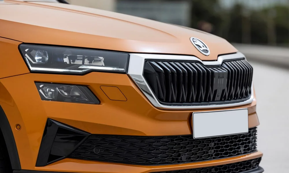 Фото Skoda Karoq (2024) — решётка радиатора. Фирменный рисунок облицовки — визитная карточка марки. За решёткой у многих комплектаций стоит радар адаптивного круиз-контроля Skoda Karoq (2024) — решётка радиатора
