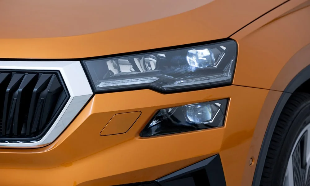 Фото Skoda Karoq (2024) — передняя оптика. Фара вблизи — самый детализированный элемент экстерьера. Светодиодная оптика служит весь срок жизни машины без замены ламп Skoda Karoq (2024) — передняя оптика