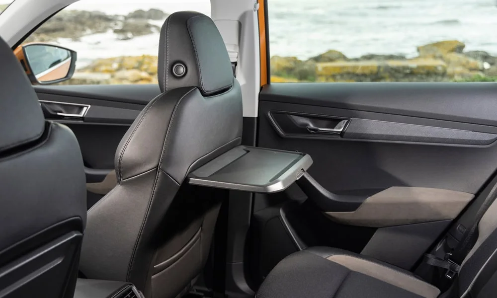 Фото Skoda Karoq (2024) — интерьер. Общий план салона: архитектура панели, консоль и кресла Skoda Karoq (2024) — интерьер