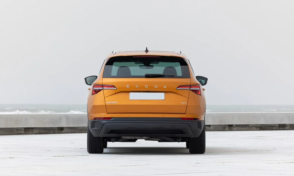 Skoda Karoq (2024) — вид сзади, фото 2