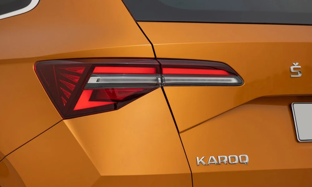 Фото Skoda Karoq (2024) — вид сзади, фото 4. Графика фонарей, бампер и оформление пятой двери. Насадки выхлопа или их имитация внизу бампера различают версии Skoda Karoq (2024) — вид сзади, фото 4