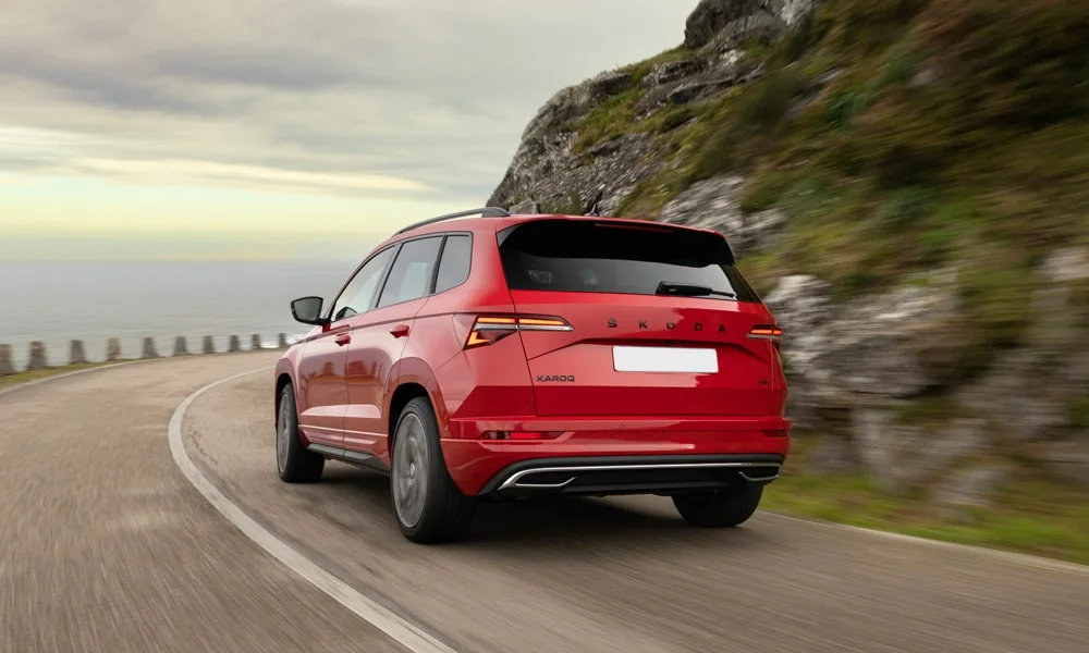 Фото Skoda Karoq (2024) — вид сзади, фото 5. Графика фонарей, бампер и оформление пятой двери. Светодиодная полоса или раздельные секции — задняя оптика стала главным украшением кормы Skoda Karoq (2024) — вид сзади, фото 5