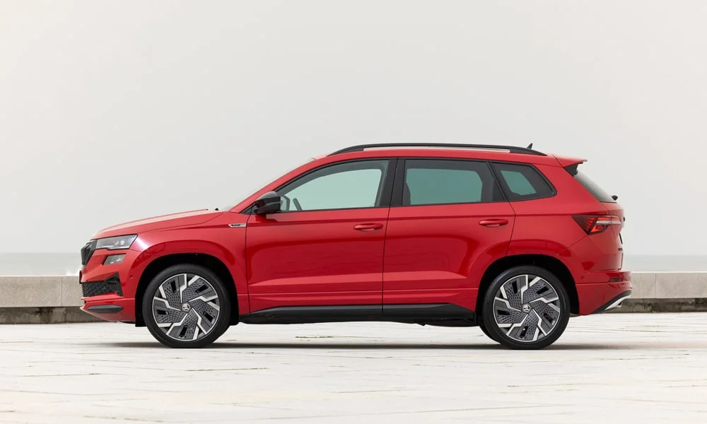 Фото Skoda Karoq (2024) — вид сбоку, фото 4. Профиль в красном цвете: соотношение колёсной базы и свесов Skoda Karoq (2024) — вид сбоку, фото 4