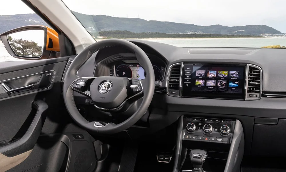 Фото Skoda Karoq (2024) — руль. Обшивка обода и компоновка спиц крупным планом. Клавиши на спицах управляют медиа, круизом и ассистентами — руки остаются на руле Skoda Karoq (2024) — руль