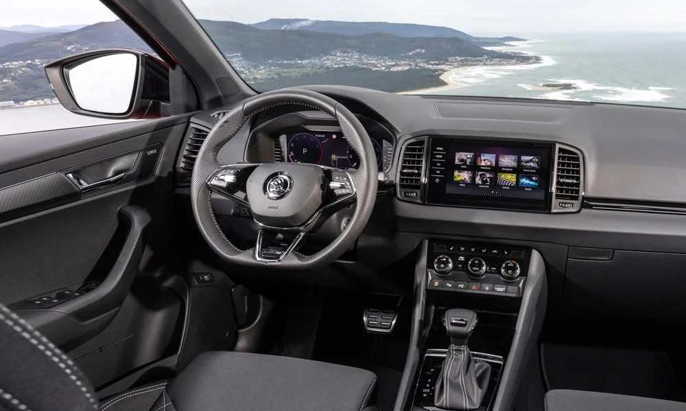 Фото Skoda Karoq (2024) — руль, фото 2. Обшивка обода и компоновка спиц крупным планом. Обогрев обода — опция, которую оценят зимой Skoda Karoq (2024) — руль, фото 2