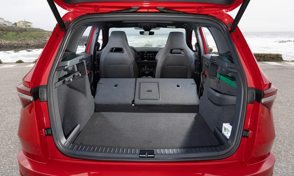 Фото Skoda Karoq (2024) — багажник, фото 4. Грузовой отсек с открытой дверью: погрузочная высота и ширина проёма Skoda Karoq (2024) — багажник, фото 4