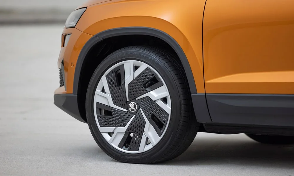 Фото Skoda Karoq (2024) — колесо и диск. Дизайн спиц и профиль резины крупным планом. При подборе зимнего комплекта сохраняйте наружный диаметр колеса Skoda Karoq (2024) — колесо и диск