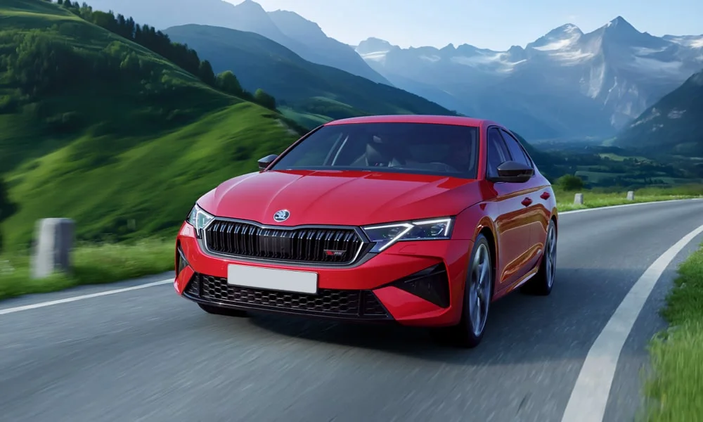 Фото Skoda Octavia Combi RS (2024) — вид спереди, фото 3. Кузов в красном цвете: рисунок оптики и решётки задаёт узнаваемое «лицо» модели. Рисунок ходовых огней — подпись модели, по нему её узнают в потоке Skoda Octavia Combi RS (2024) — вид спереди, фото 3