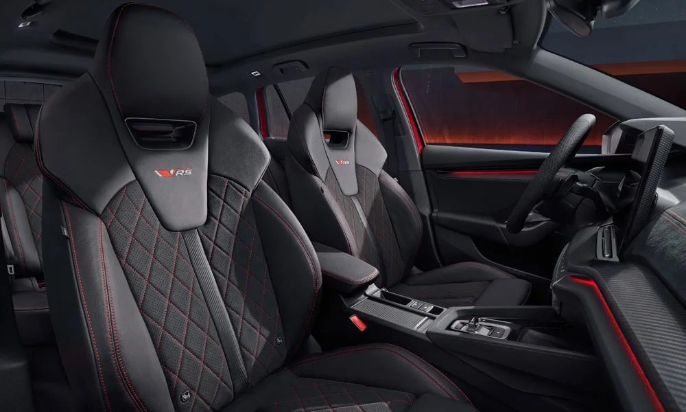 Фото Skoda Octavia Combi RS (2024) — интерьер. Общий план салона: архитектура панели, консоль и кресла. Уровень отделки читается по стыкам панелей и мягким поверхностям в зонах касания Skoda Octavia Combi RS (2024) — интерьер