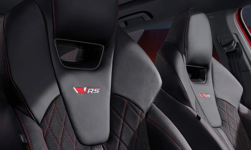 Фото Skoda Octavia Combi RS (2024) — интерьер, фото 2. Общий план салона: архитектура панели, консоль и кресла. Светлая гамма зрительно расширяет салон, тёмная — практичнее в уходе Skoda Octavia Combi RS (2024) — интерьер, фото 2