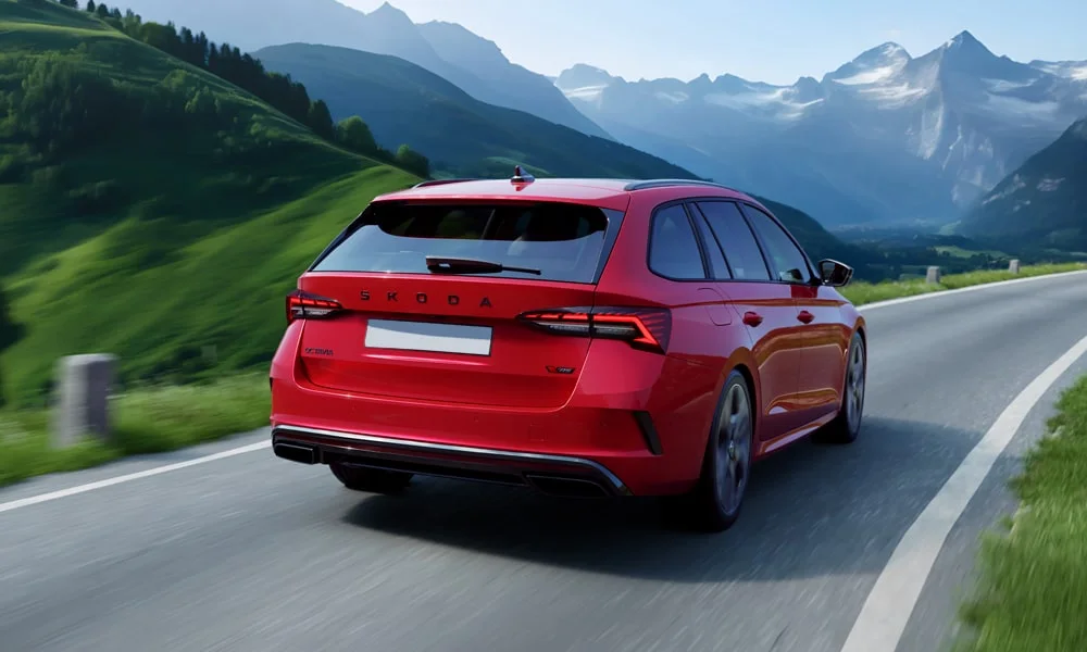 Фото Skoda Octavia Combi RS (2024) — вид сзади, фото 3. Графика фонарей, бампер и оформление пятой двери. Насадки выхлопа или их имитация внизу бампера различают версии Skoda Octavia Combi RS (2024) — вид сзади, фото 3
