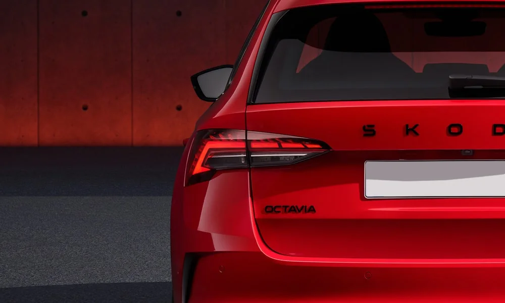 Фото Skoda Octavia Combi RS (2024) — вид сзади, фото 4. Красный кузов сзади — фонари и бампер определяют ночной образ модели. Светодиодная полоса или раздельные секции — задняя оптика стала главным украшением кормы Skoda Octavia Combi RS (2024) — вид сзади, фото 4