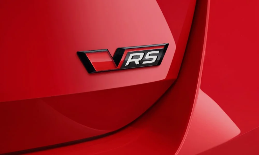 Фото Skoda Octavia Combi RS (2024) — крыша. Линия крыши и панорамное остекление с высоты. Панорамное стекло зрительно увеличивает салон; шторка спасает в жару Skoda Octavia Combi RS (2024) — крыша