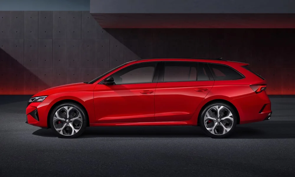 Skoda Octavia Combi RS (2024) — вид сбоку