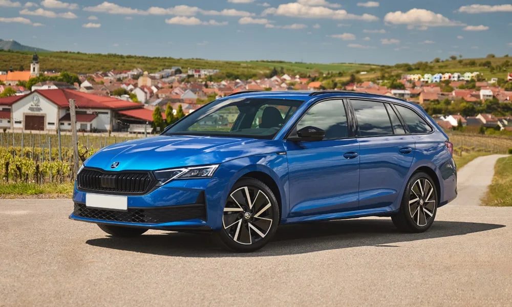 Фото Skoda Octavia Combi (2024) — вид спереди, фото 6. Оптика, решётка и бампер — первое впечатление о модели. Рисунок ходовых огней — подпись модели, по нему её узнают в потоке Skoda Octavia Combi (2024) — вид спереди, фото 6
