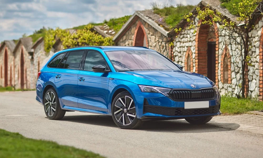Фото Skoda Octavia Combi (2024) — вид спереди, фото 7. Передок в синем исполнении — крупная светотехника и выразительный бампер. Рисунок ходовых огней — подпись модели, по нему её узнают в потоке Skoda Octavia Combi (2024) — вид спереди, фото 7