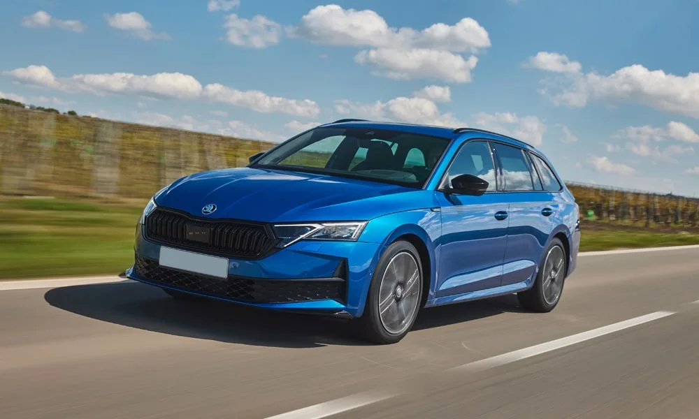 Фото Skoda Octavia Combi (2024) — вид спереди, фото 8. Передок в синем исполнении — крупная светотехника и выразительный бампер. Рисунок ходовых огней — подпись модели, по нему её узнают в потоке Skoda Octavia Combi (2024) — вид спереди, фото 8