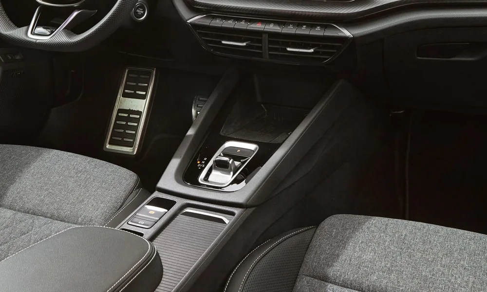 Фото Skoda Octavia Combi (2024) — интерьер. Общий план салона: архитектура панели, консоль и кресла. Светлая гамма зрительно расширяет салон, тёмная — практичнее в уходе Skoda Octavia Combi (2024) — интерьер
